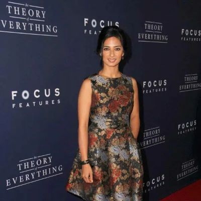 Purvesh Mankad's wife Aarti Mann posing for a photo shoot.